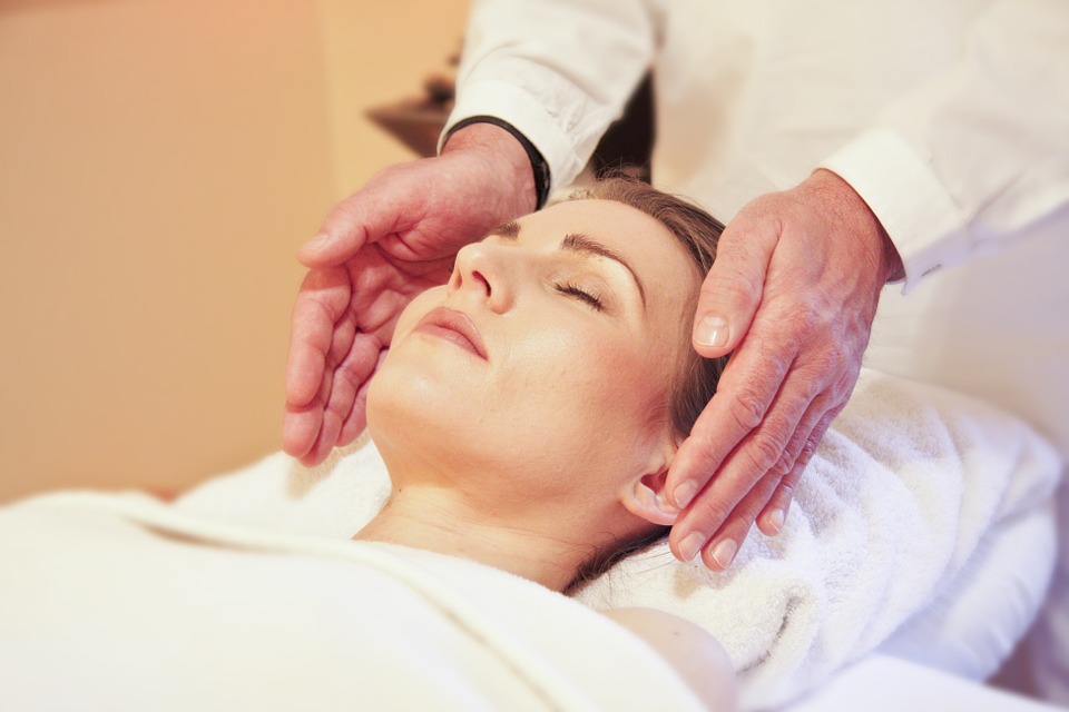 woman getting reiki treatment